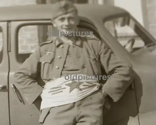 tolles altes Negativ - deutscher Soldat posiert mit amerikan. Sternflagge ???