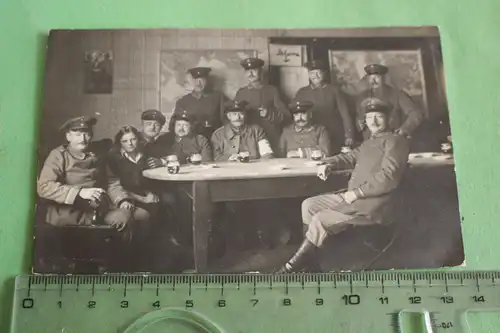 tolles altes Foto - Gruppe Soldaten und ein Mädchen - Büro ? - Landkarten