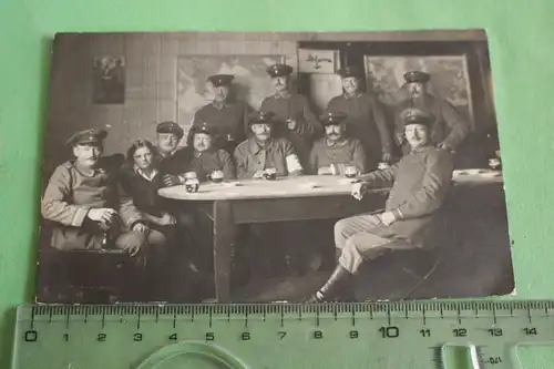 tolles altes Foto - Gruppe Soldaten und ein Mädchen - Büro ? - Landkarten 