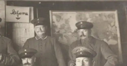 tolles altes Foto - Gruppe Soldaten und ein Mädchen - Büro ? - Landkarten