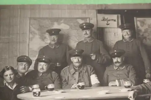 tolles altes Foto - Gruppe Soldaten und ein Mädchen - Büro ? - Landkarten