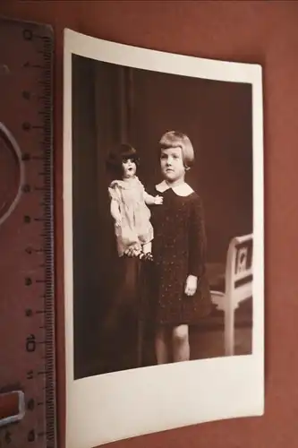 tolles altes Foto - Potrait Mädchen mit Puppe  - Porzellanpuppe ?  Altona 1910-2