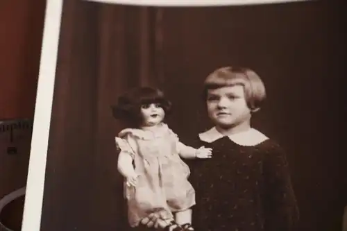 tolles altes Foto - Potrait Mädchen mit Puppe  - Porzellanpuppe ?  Altona 1910-2