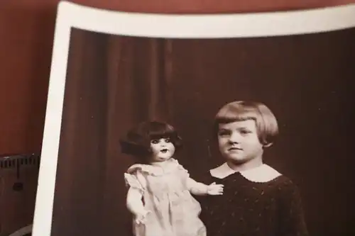 tolles altes Foto - Potrait Mädchen mit Puppe  - Porzellanpuppe ?  Altona 1910-2