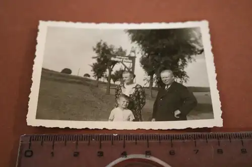 tolles altes Foto -  Familie  posiert an Wegweiser Gasthof Perlas  Treuen ? 30-5