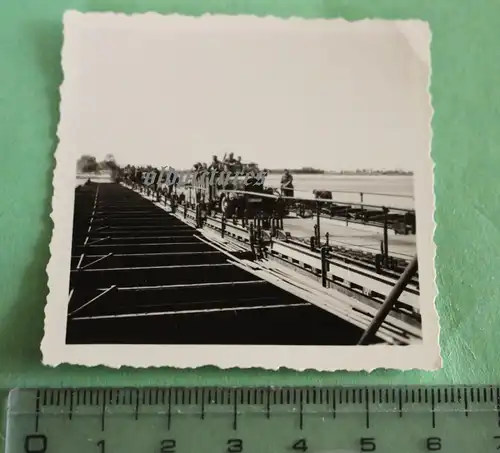tolles altes Foto - Behelfsbrücke - Soldaten mit LKW´s