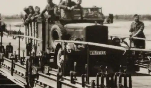 tolles altes Foto - Behelfsbrücke - Soldaten mit LKW´s