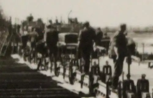 tolles altes Foto - Behelfsbrücke - Soldaten mit LKW´s