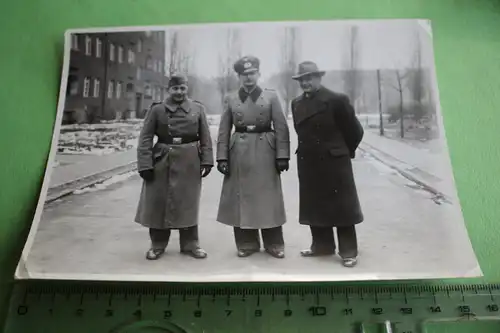 tolles altes Foto  - drei Männer , davon zwei Soldaten 