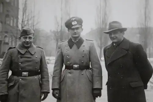 tolles altes Foto  - drei Männer , davon zwei Soldaten