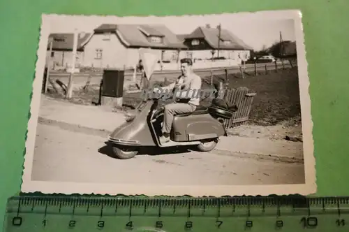 tolles altes Foto -  Mann auf Oldtimer Motorroller Heinkel Tourist - 60er Jahre?