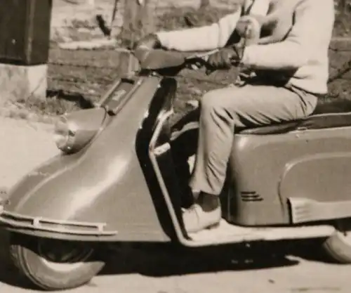 tolles altes Foto -  Mann auf Oldtimer Motorroller Heinkel Tourist - 60er Jahre?