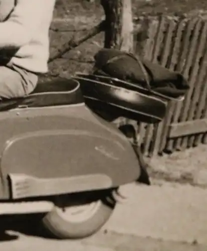 tolles altes Foto -  Mann auf Oldtimer Motorroller Heinkel Tourist - 60er Jahre?