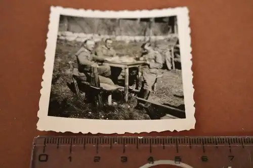 zwei tolle alte Fotos - drei Soldaten sitzen am Tisch,  einer mit Reiterabzeiche