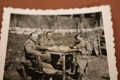 zwei tolle alte Fotos - drei Soldaten sitzen am Tisch,  einer mit Reiterabzeiche