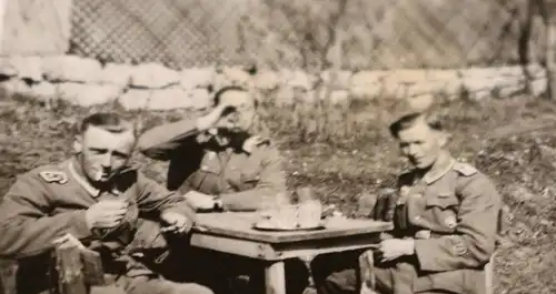 zwei tolle alte Fotos - drei Soldaten sitzen am Tisch,  einer mit Reiterabzeiche