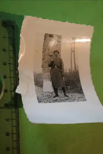 tolles altes Foto - Portrait eines Soldaten mit Stahlhelm
