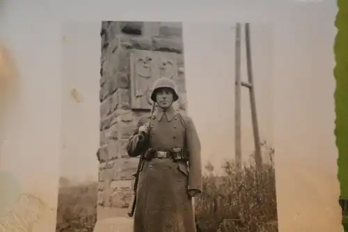 tolles altes Foto - Portrait eines Soldaten mit Stahlhelm