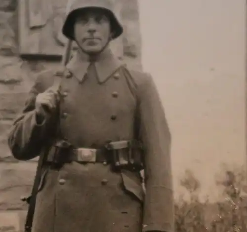 tolles altes Foto - Portrait eines Soldaten mit Stahlhelm