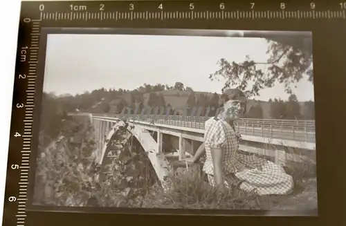 tolles altes Negativ - hübsche Frau posiert an einer Eisenbahnbrücke - Ort ??