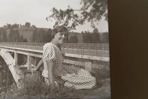 tolles altes Negativ - hübsche Frau posiert an einer Eisenbahnbrücke - Ort ??