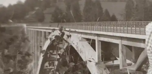 tolles altes Negativ - hübsche Frau posiert an einer Eisenbahnbrücke - Ort ??