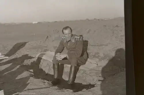 tolles altes Negativ - Soldat Luftwaffe sitzt auf Sandbank - Afrika ???