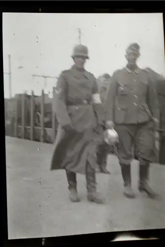 tolles altes Negativ - Soldaten am Bahnsteig - Waggons