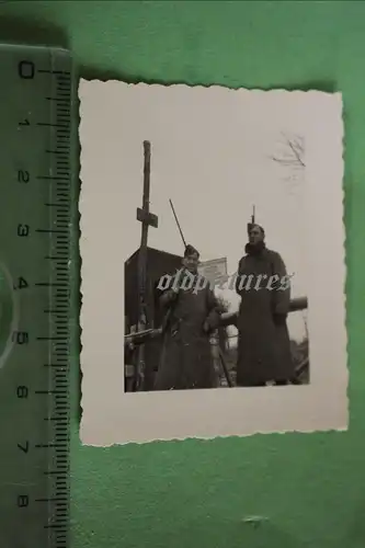 tolles altes Foto - zwei Soldaten bewachen Anlage in Frankreich