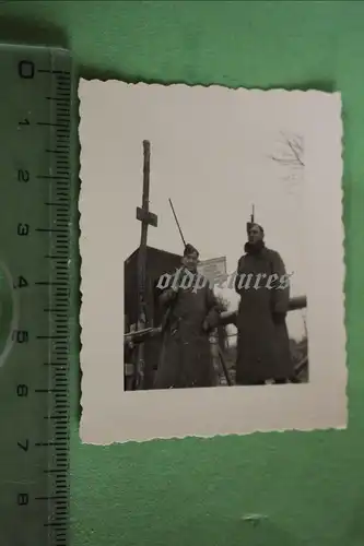 tolles altes Foto - zwei Soldaten bewachen Anlage in Frankreich 