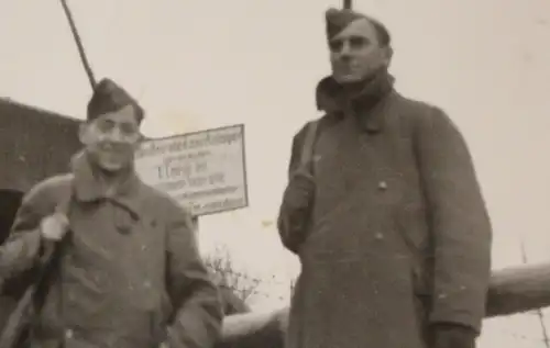 tolles altes Foto - zwei Soldaten bewachen Anlage in Frankreich