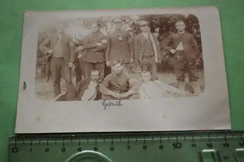 interessantes altes Foto - Acht  gefangene Russen für Ittersdorf ?? 1918 