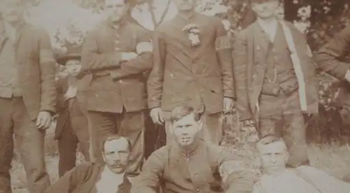 interessantes altes Foto - Acht  gefangene Russen für Ittersdorf ?? 1918