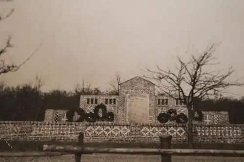 tolles altes Foto - Ehrendenkmal  Gefallene 1. Weltkrieg - Ort ??  20-30er Jahr