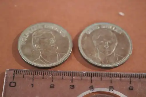 zwei tolle alte Shell Sammelmedaillen - Overath und Müller - Mexico 1970 