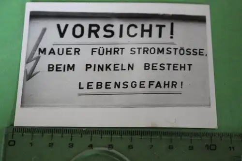 tolles altes Foto - Warnschild - Mauer führt Stromstösse ;o)  - Alter ???