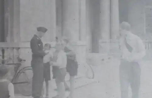 tolles altes Negativ - Bahnhof - Ort ??? Panzersoldat spricht mit Kindern