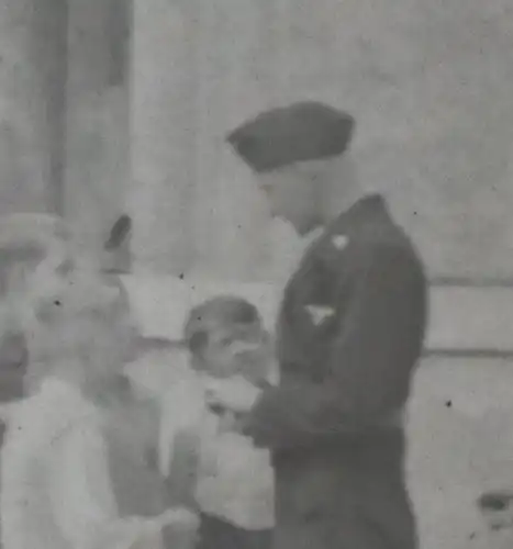 tolles altes Negativ - Bahnhof - Ort ??? Panzersoldat spricht mit Kindern