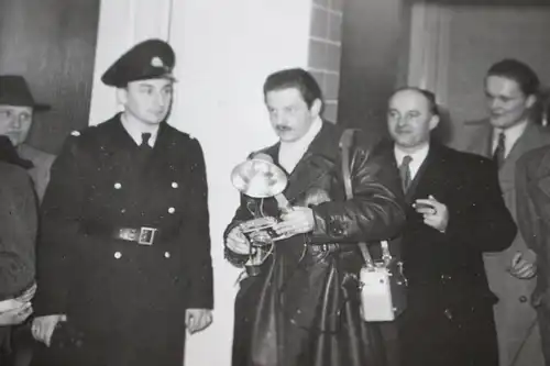 tolles altes Foto - Polizist und Fotograf mit Fotokamera 60-70er Jahre