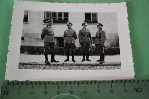tolles altes Foto - vier Soldaten - Offiziere ?? zwei mit EK I und weiteren Abz.