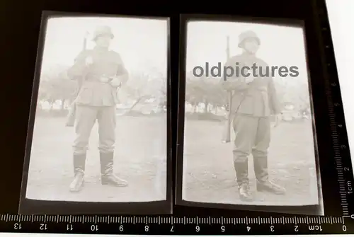 zwei tolle alte Negative - Portrait eines Soldaten mit Stahlhelm und Karabiner