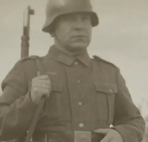 zwei tolle alte Negative - Portrait eines Soldaten mit Stahlhelm und Karabiner