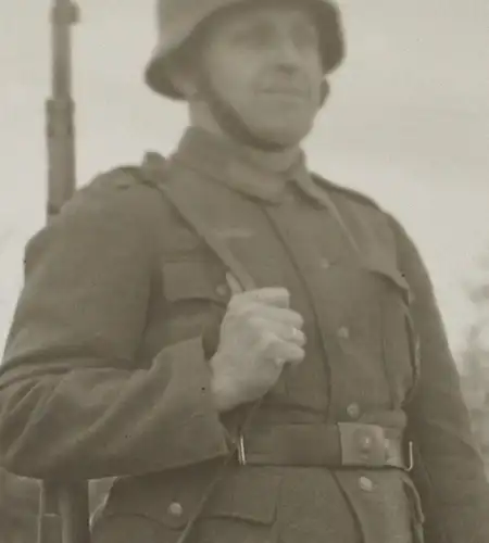 zwei tolle alte Negative - Portrait eines Soldaten mit Stahlhelm und Karabiner