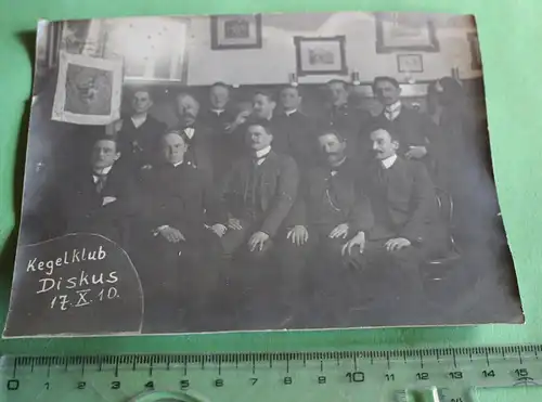 tolles altes Gruppenfoto - Kegelklub Diskus 1910 -  Fahne mit Wappen