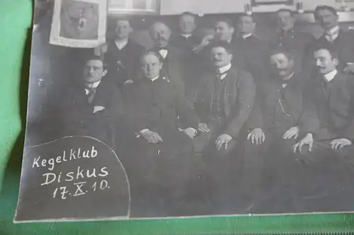 tolles altes Gruppenfoto - Kegelklub Diskus 1910 -  Fahne mit Wappen