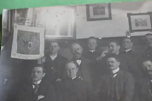 tolles altes Gruppenfoto - Kegelklub Diskus 1910 -  Fahne mit Wappen