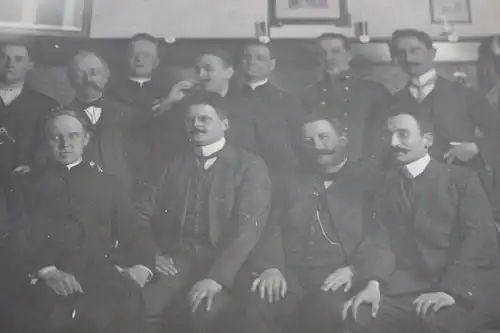 tolles altes Gruppenfoto - Kegelklub Diskus 1910 -  Fahne mit Wappen