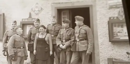 zwei tolle alte Negative Soldaten vor Gasthaus Metzgerwirt  A. u. A. Scharler