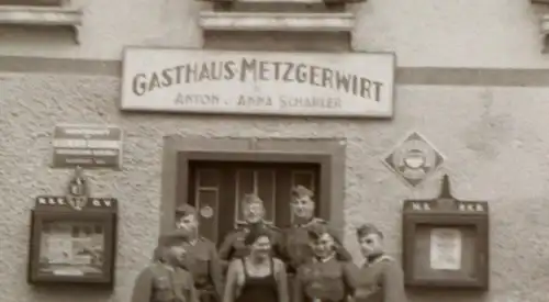 zwei tolle alte Negative Soldaten vor Gasthaus Metzgerwirt  A. u. A. Scharler