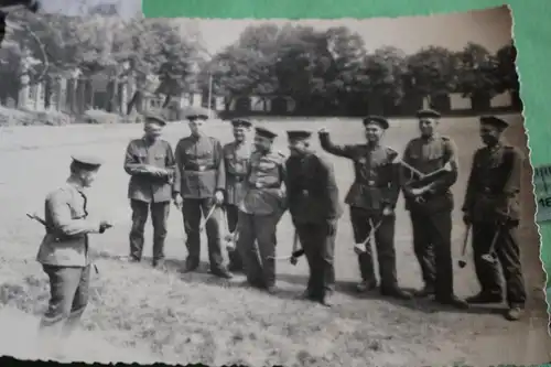 zwei tolle alte Fotos - Soldaten Ausbildung ? Signalgeber mit Kelle ???